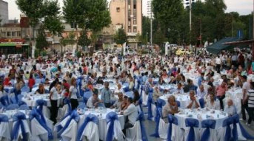 Adapazarı Belediyesi'nin Son İftarı Belediye &Ouml;n&uuml;nde