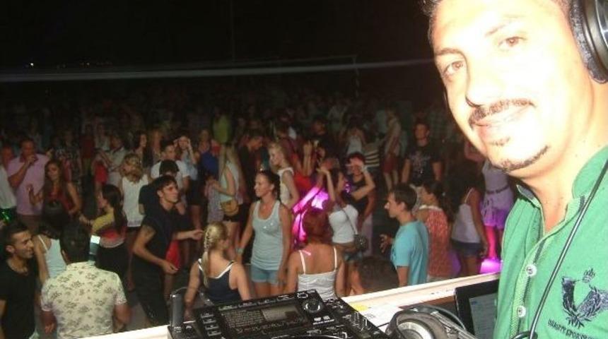 5 Yıldızlı Otellerden M&uuml;şterilerine Beach Party