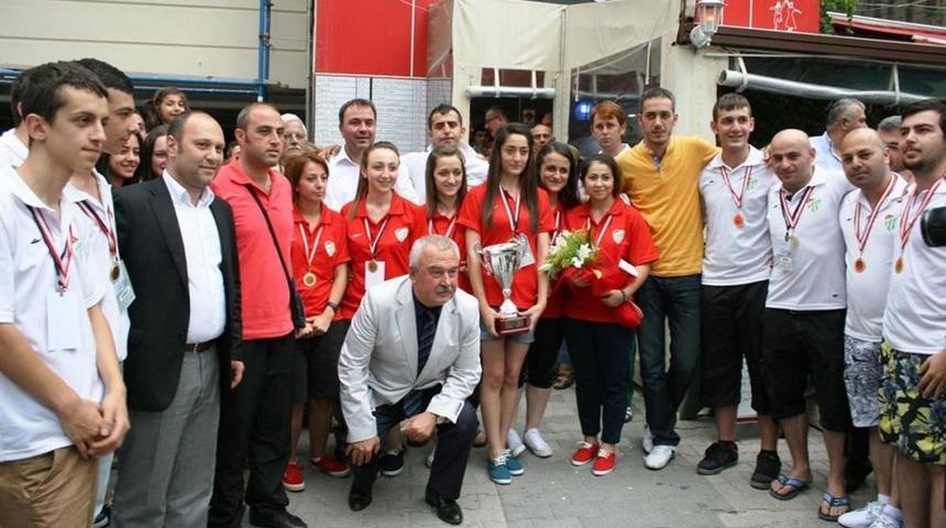 Belediye Başkanı &Ouml;zg&uuml;n'den T&uuml;rkiye Şampiyonu Ekibe Avrupa Gezisi S&ouml;z&uuml;