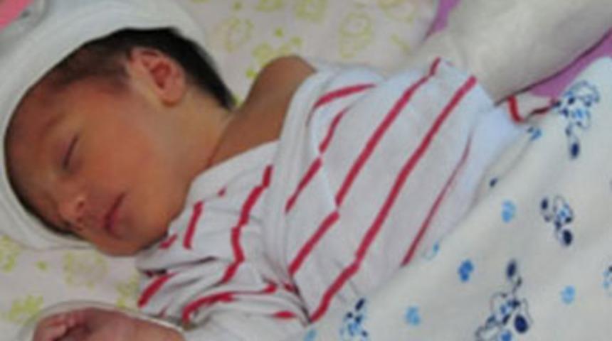 Hastanede bebeğin parmağını kopardılar