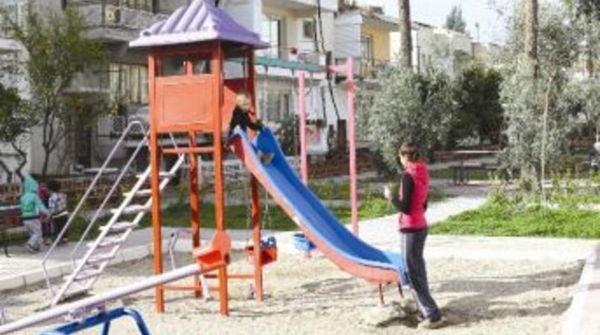 Sel&ccedil;uk'taki Parklara &Ccedil;ağdaş Yenilik Getirildi