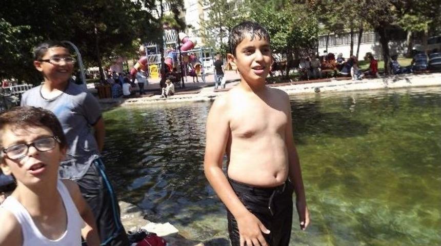 &Ccedil;ocukların Park Havuzunda Serinleme Keyfi