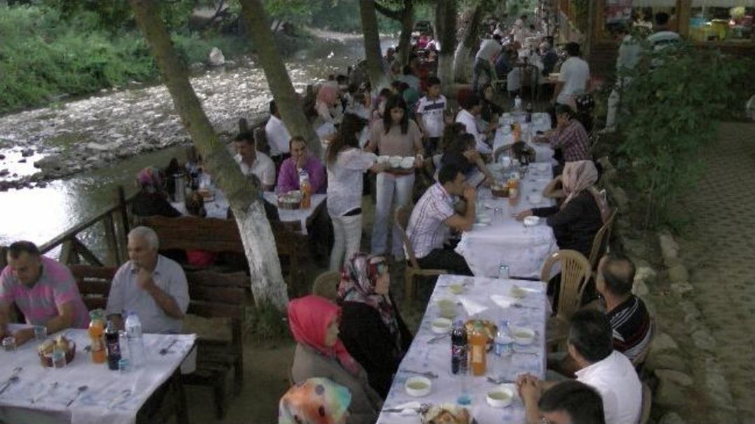 Karslılar Derneği &Uuml;yeleri İl&ccedil;e Protokol&uuml; İle Oru&ccedil; A&ccedil;tı