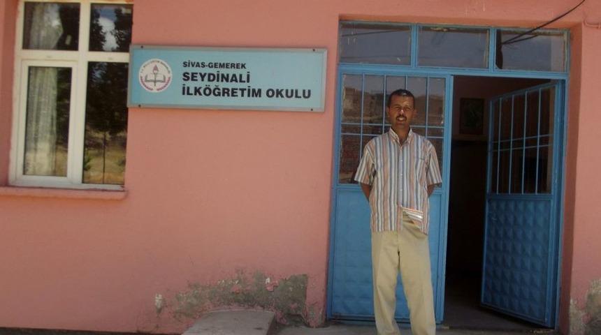 &Ouml;ğretmen K&ouml;y Okulunu Kendi Imkanları Ile Boyadı