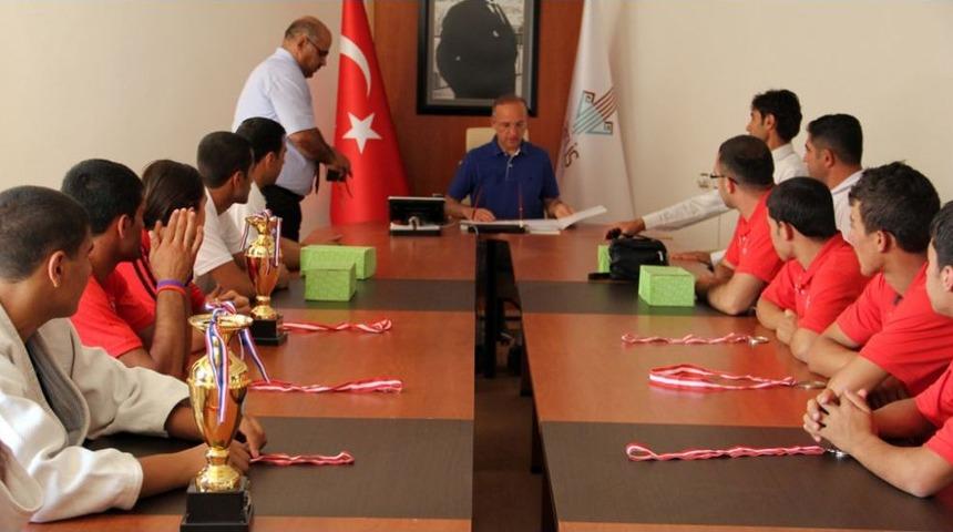 Vali Yurdakul Sporcuları Altınla &Ouml;d&uuml;llendirdi