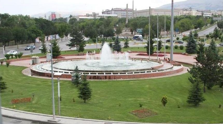 Tehlikeye Aldırış Etmeden Y&uuml;z&uuml;yorlar