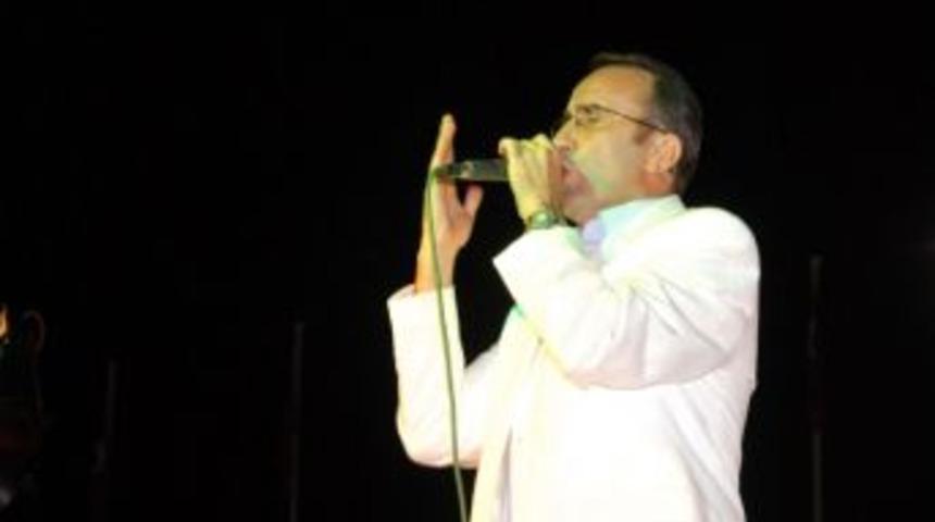 &Ouml;mer Karaoğlu Kent Meydanı&rsquo;nda