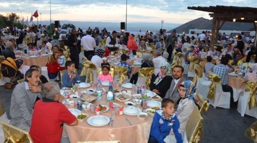 Kayseri Vali Orhan D&uuml;zg&uuml;n Koruyucu Ailelerle İftarda Buluştu