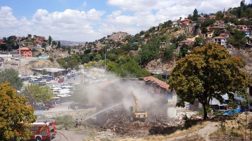 Bentderesi'nde Yer Alan Genelevlerden Geriye Kalan Son Iki Bina Da Yıkıldı
