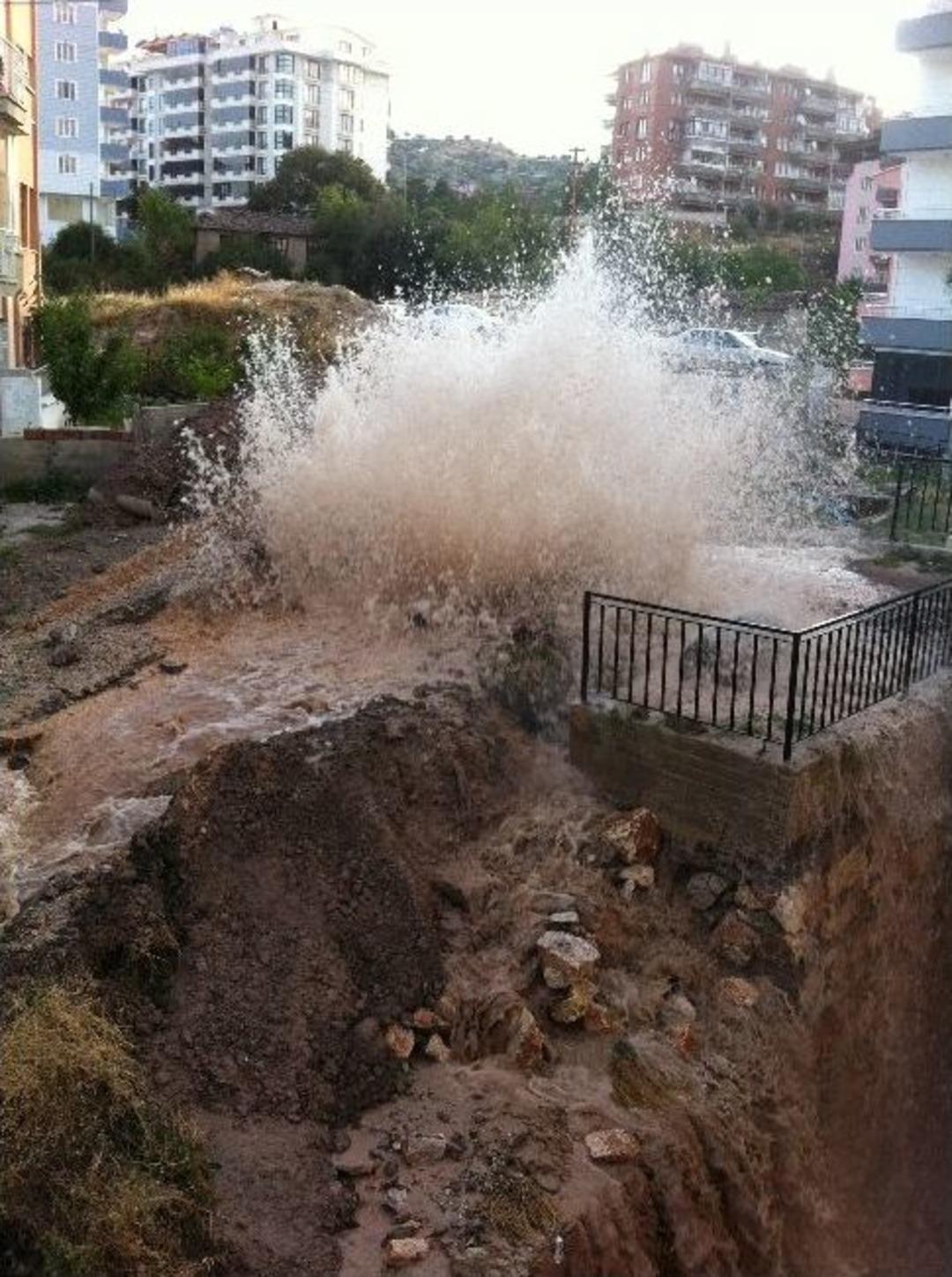 İ&ccedil;me Suyu Ana Borusu Patladı, Evleri Su Bastı