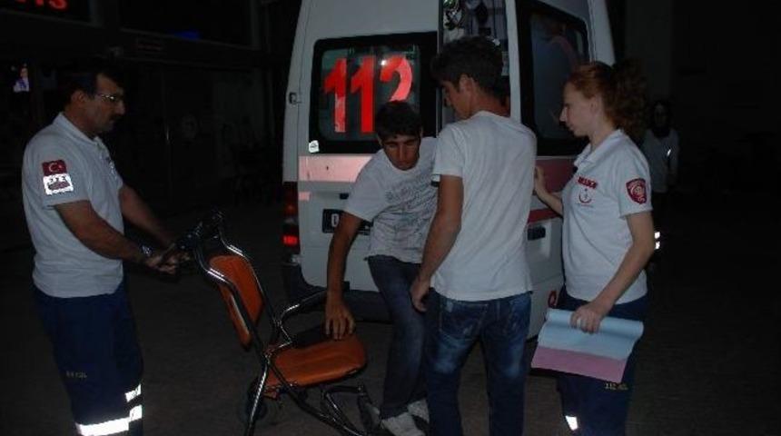 Kayısı İş&ccedil;ilerini Taşıyan Minib&uuml;s, Kamyona &Ccedil;arptı: 1 Yaralı