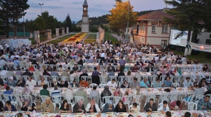 Bilecik Belediyesi'nden Ak Parti İl Teşkilatı &Uuml;yelerine İftar Yemeği