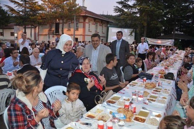 Bilecik Belediyesi'nden Ak Parti İl Teşkilatı Üyelerine İftar Yemeği