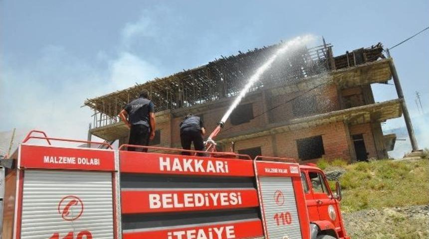 İnşaat Halindeki Binada Yangın &Ccedil;ıktı