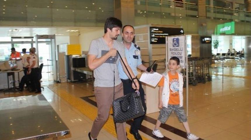 Tolga Zengin Beşiktaş İle G&ouml;r&uuml;şmek İ&ccedil;in İstanbul'a Gitti