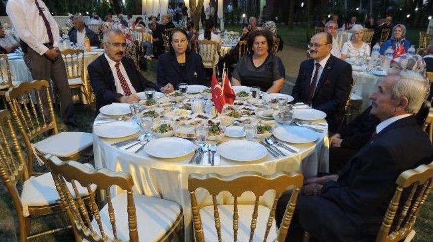 Vali Duruer, Şehit Ve Gazi Yakınlarına İftar Verdi