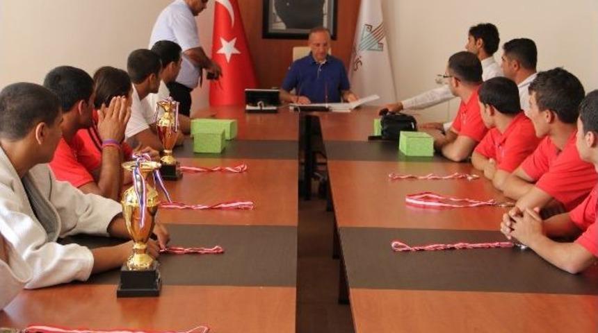 Başarlı Sporcular Vali Tarafından &Ouml;d&uuml;llendirildi