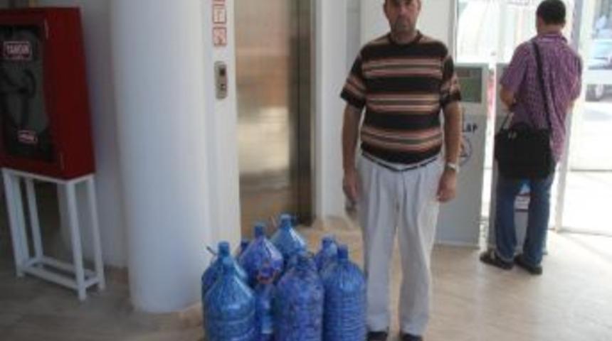 Belediye İş&ccedil;isinden Mavi Kapak Jesti