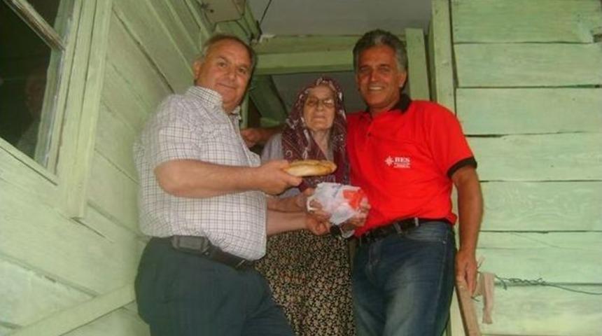 Sındırgı Y&ouml;r&uuml;kleri Derneği K&ouml;ylerde Pide Dağıttı