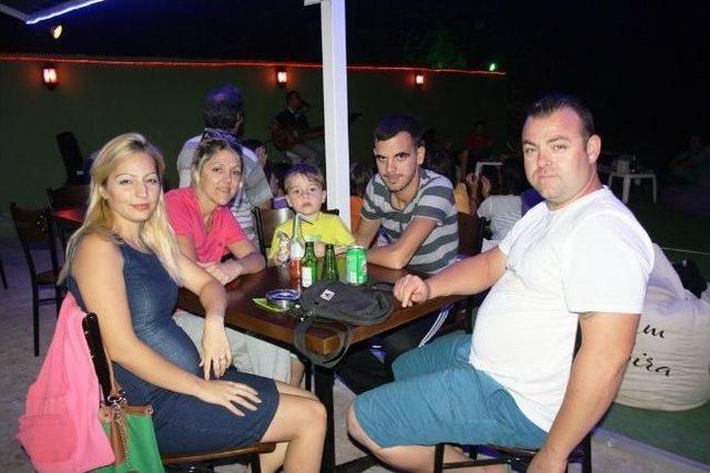 Ayvalık’ta Eğlencenin Kalbi Çamlık Beach Cafe’de Atıyor