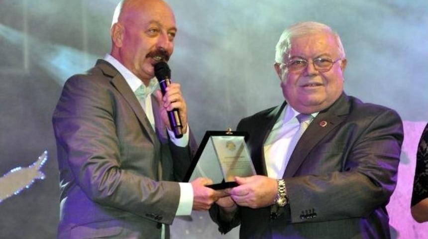 Trt, Efe&rsquo;nin T&uuml;rk&uuml;s&uuml; İle Ak&ccedil;ay&rsquo;dan Seslendi