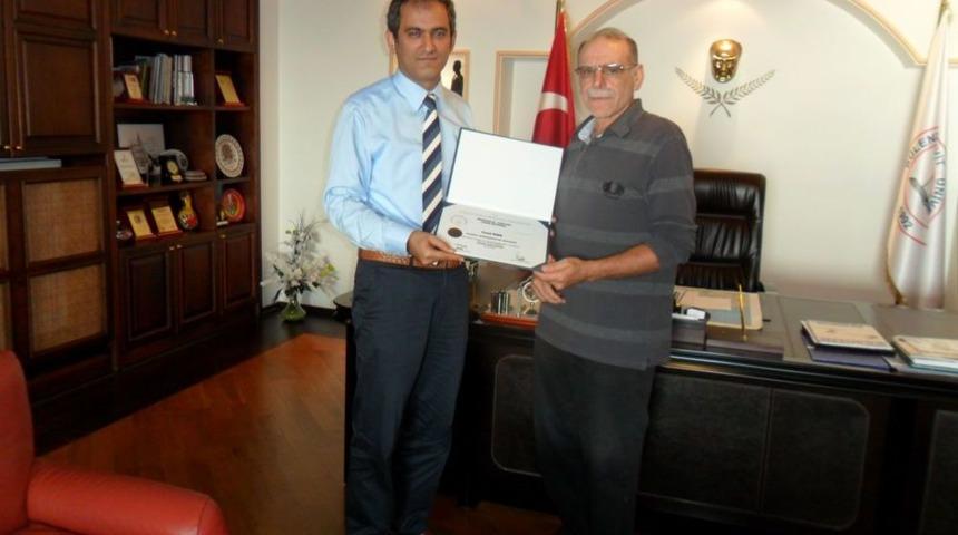 30 Yıl &Ouml;nce Yarıda Bıraktığı M&uuml;hendislik Fak&uuml;ltesinden Mezun Oldu