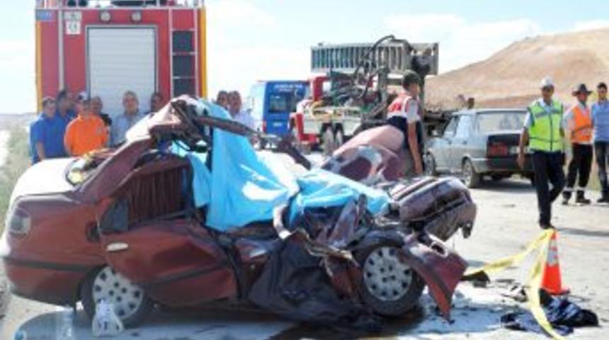 Cenazeden D&ouml;nenleri Taşıyan Otomobil Iş Makinesine &Ccedil;arptı: 5 &Ouml;l&uuml;