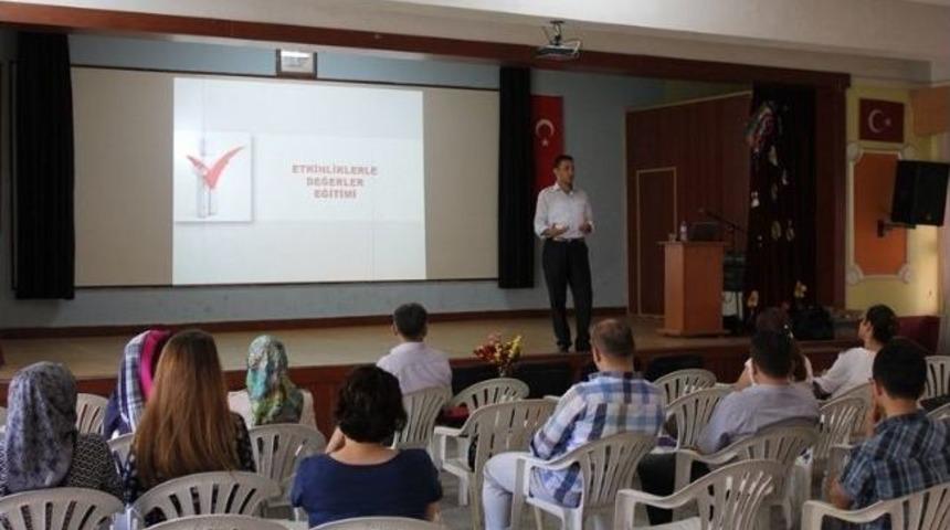 G&ouml;k&ccedil;ebey&rsquo;de &lsquo;etkinliklerle Değerler Eğitimi&rsquo; Konulu Seminer D&uuml;zenlendi