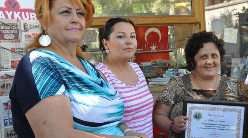 Hayvansever Dostu Meltem Demir&rsquo;e Teşekk&uuml;r Belgesini