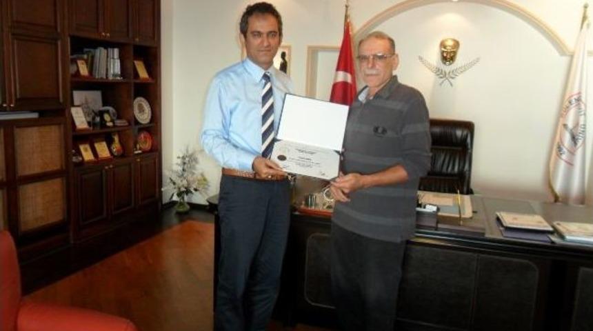 Be&uuml;&rsquo;n&uuml;n En Kıdemli Mezunu Yusuf Kara Diplomasını Prof. Dr. Mahmut &Ouml;zer&rsquo;in Elinden Aldı
