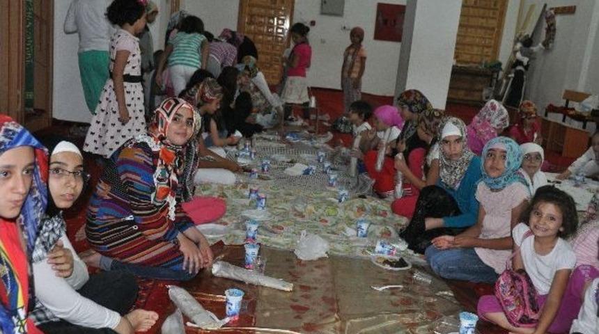 Kuran Kursu &Ouml;ğrencilerine İftar