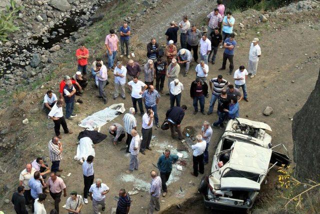 Samsun'da Otomobil Uçuruma Yuvarlandı: 2 Ölü