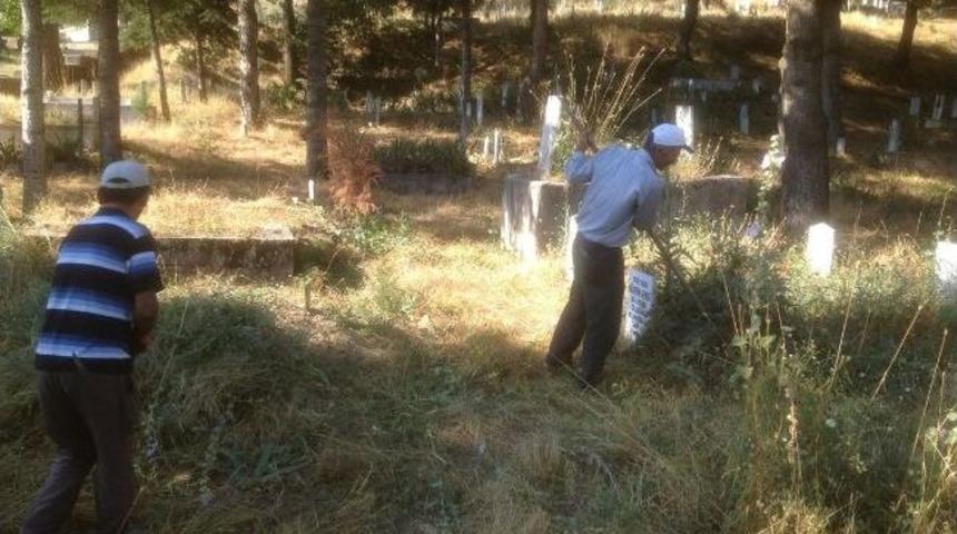 Mezarlıklarda Bayram Temizliği