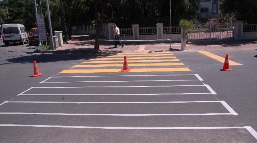 Yaya Geçitleri Ve Yol Çizgileri Yenileniyor