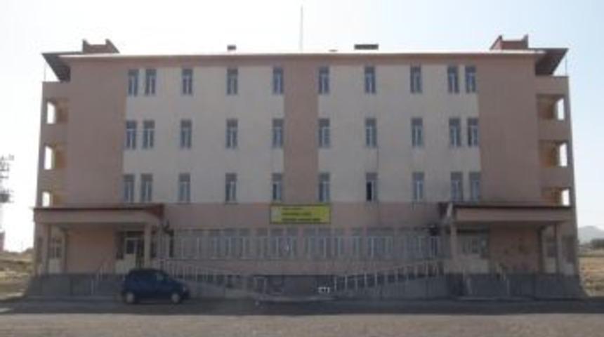 TEDAŞ, Tatvan'da Elektrik Abonesi Olmayan 3 Okul Ve 1 Yurdun Elektriğini Kesti