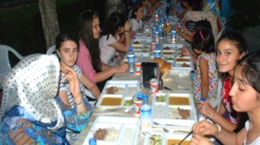 &Ccedil;ocuklarla Yaşlıları Buluşturan Iftar