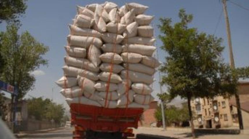 Trafikte Saman Y&uuml;kl&uuml; Kamyon Tehlikesi