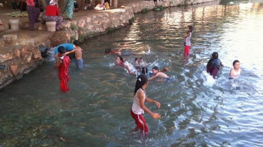 Elif Beldesi Sakinleri Akpınar’da Serinliyor