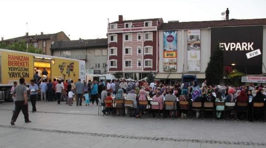 Cumhuriyet Meydanında İftar Coşkusu