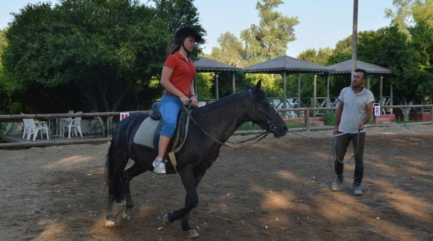 &Ccedil;ocukların Yeni G&ouml;zdesi At Biniciliği