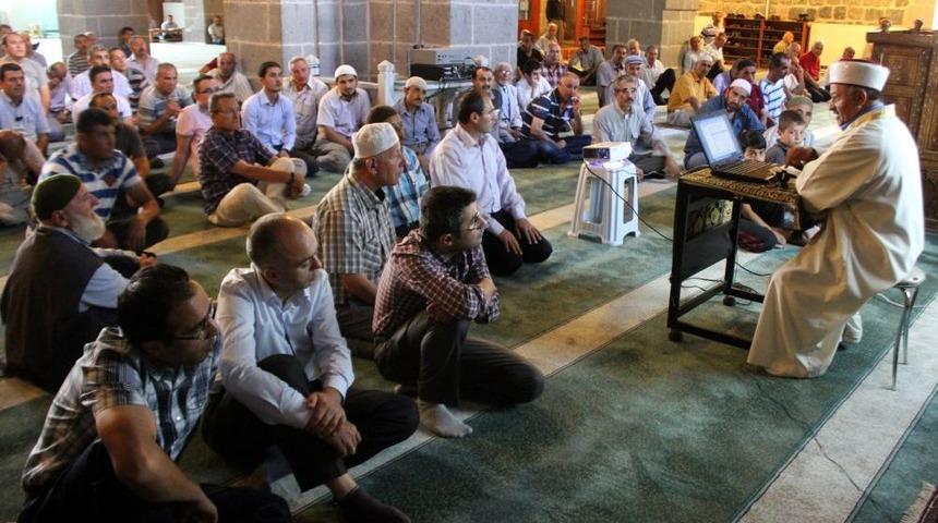 Camide Sinevizyonlu Sohbet Cemaatin Ilgisini &Ccedil;ekiyor