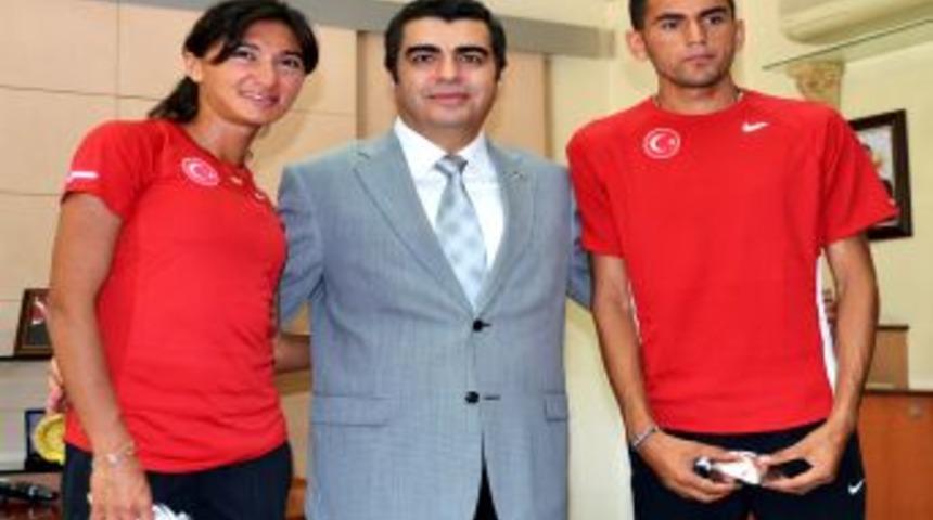 Vali, Gamze Bulut Ve S&uuml;leyman Bekmezci&rsquo;yi Altınla &Ouml;d&uuml;llendirdi