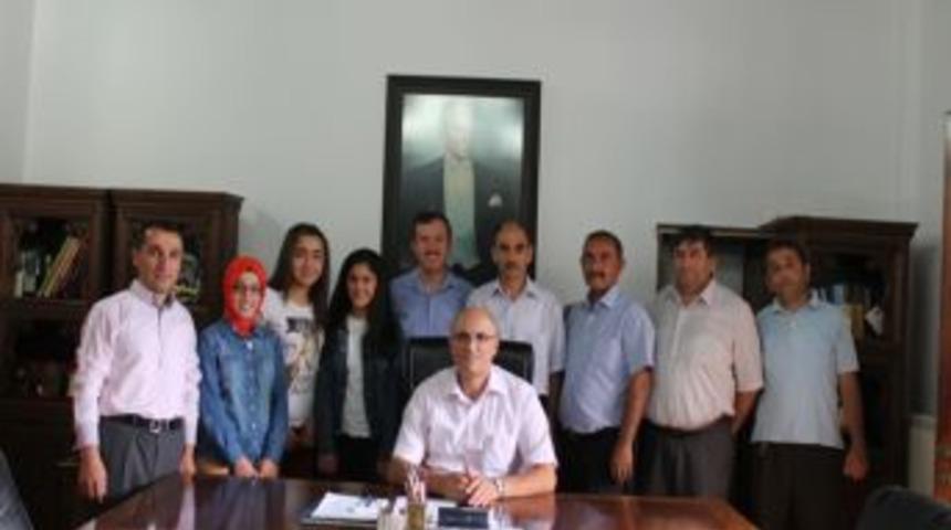 Turhal Kaymakamlığı SBS'de Dereceye Giren &Ouml;ğrencileri &Ouml;d&uuml;llendirdi