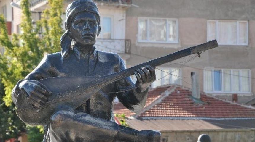 &Acirc;şık Ali Tanburacı'ya Heykeline &Ccedil;irkin Saldırı