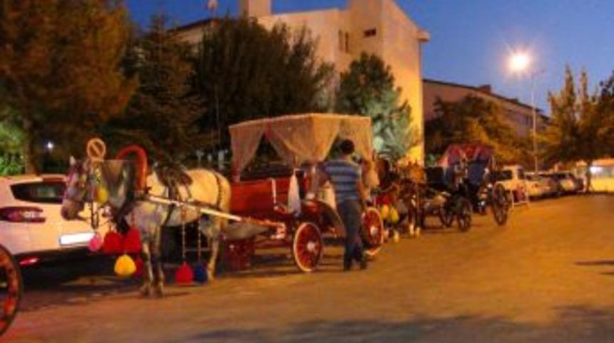 Uşaklılar Fayton Sefası S&uuml;r&uuml;yor