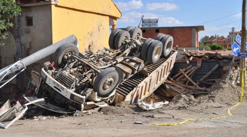 Kamyon, evin bah&ccedil;e duvarını yıkarak devrildi: 1 &ouml;l&uuml;