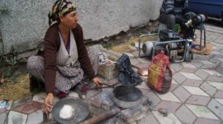 T&uuml;rkiye'yi Gezerek Bakır Kapları Kalaylıyor