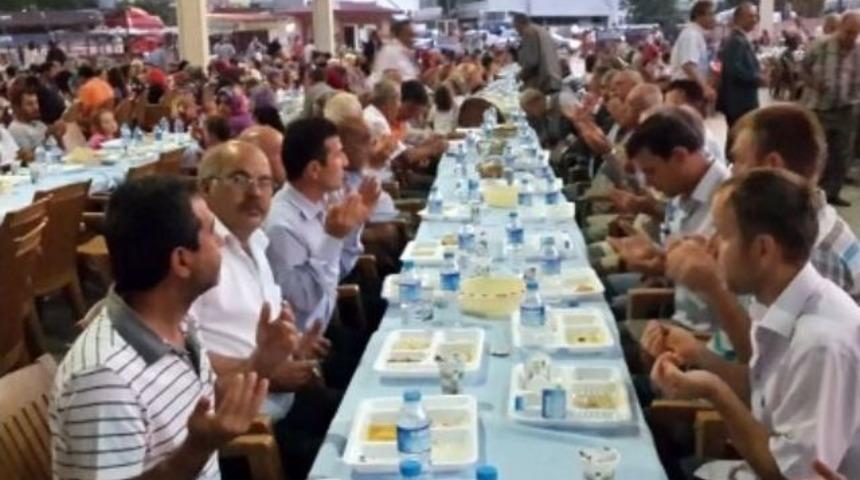 Gümüşova Belediyesi'nden 2 Bin 500 Kişiye İftar