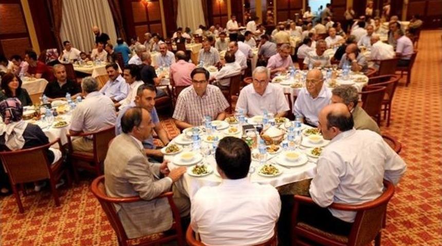 &Uuml;niversite Personeli İftarda Buluştu