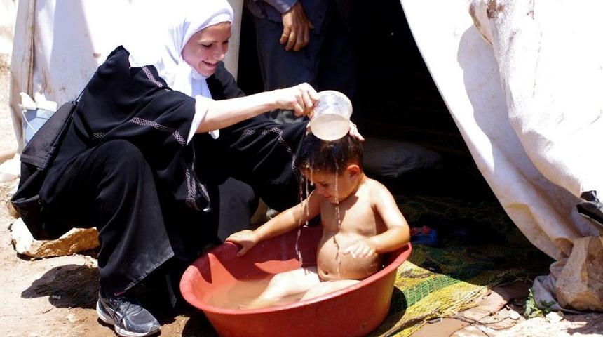 Milli Rallici &Ccedil;etinkaya'dan Suriyelilere Moral Ziyareti